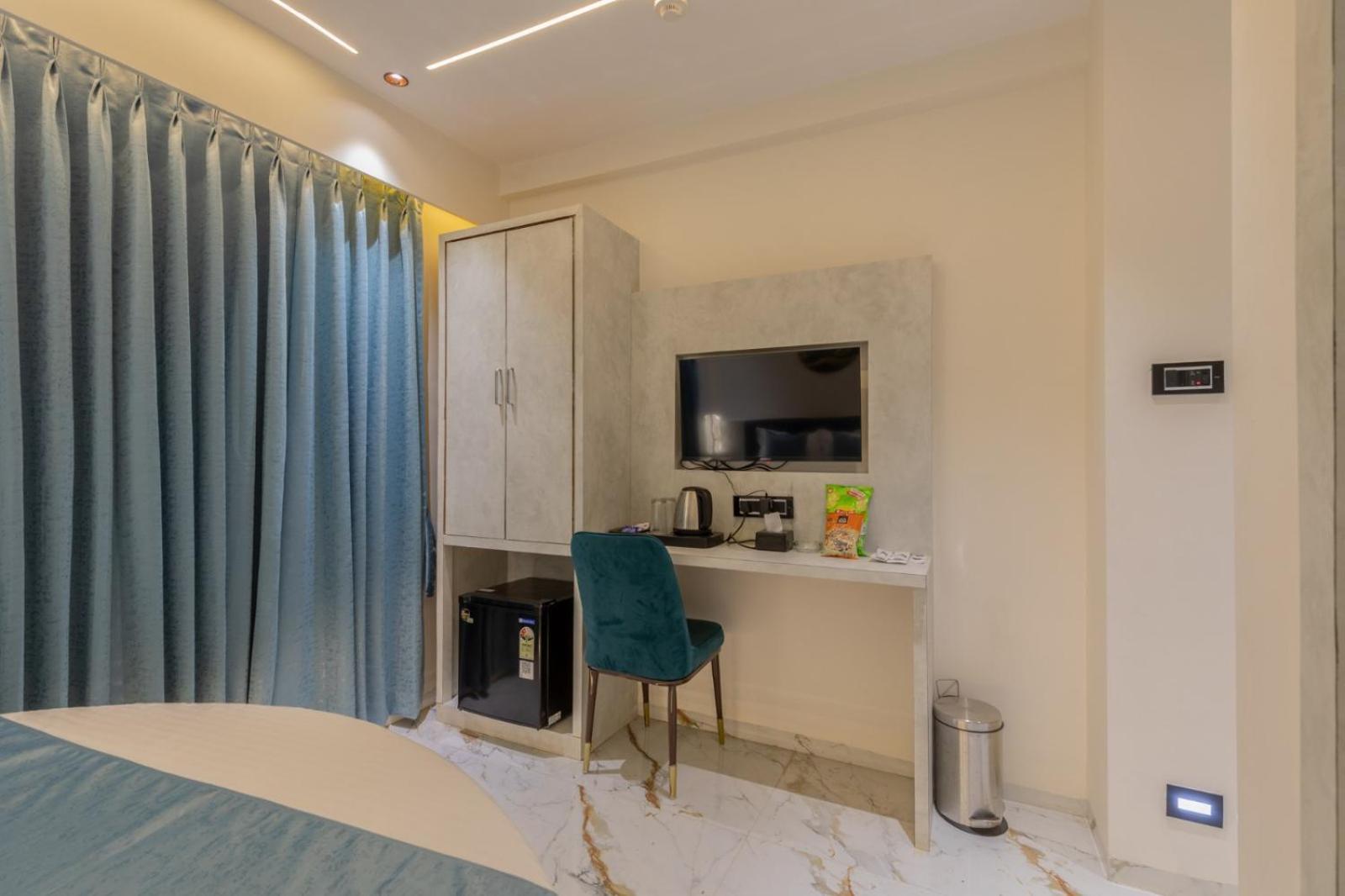 Hotel Windsor Castle Мумбай Екстериор снимка
