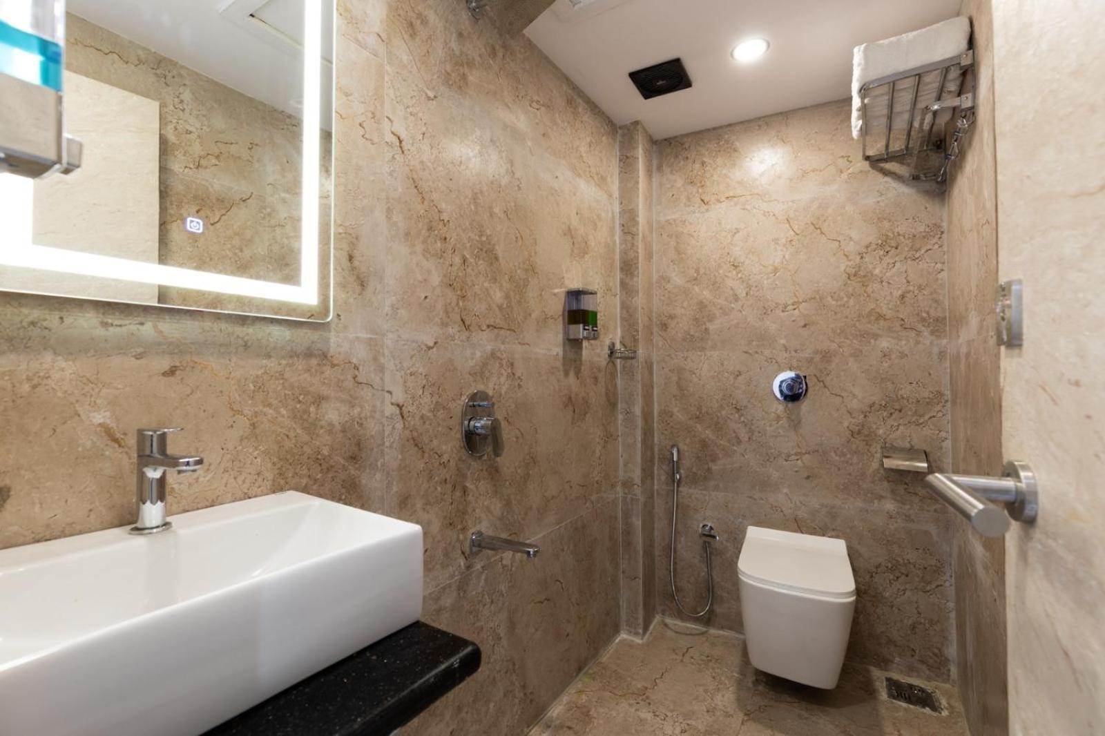 Hotel Windsor Castle Мумбай Екстериор снимка
