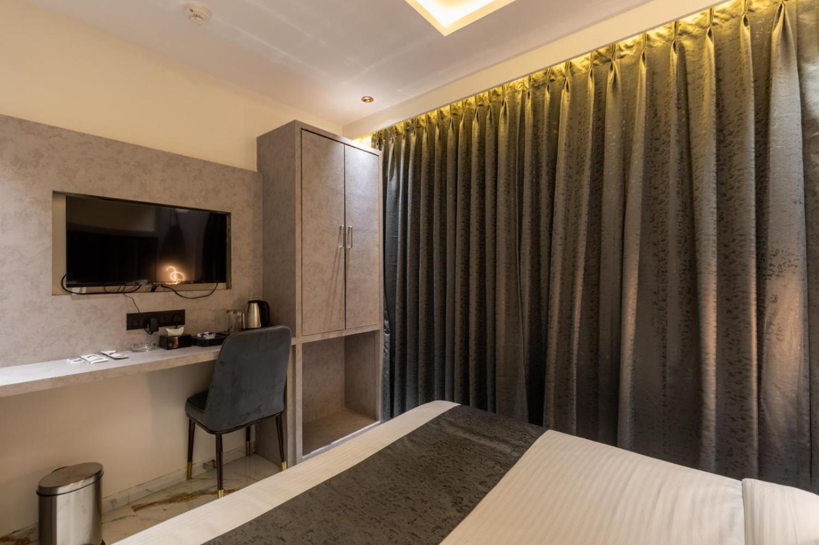 Hotel Windsor Castle Мумбай Екстериор снимка